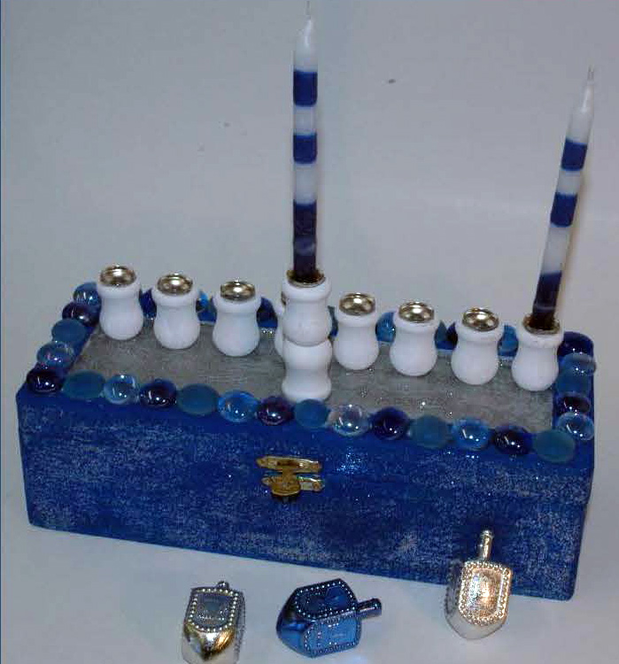 8445B_o_01299_elegant_blue_menorah_candleholder_combo_Seite_1