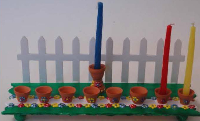 8446B_o_01298_garden_scene_menorahs_Seite_1